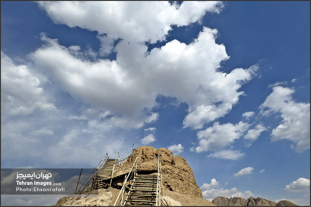 دژ رشکان در نزدیکی محله صفائیه شهر ری و تپه چشمه‌علی قرار دارد.